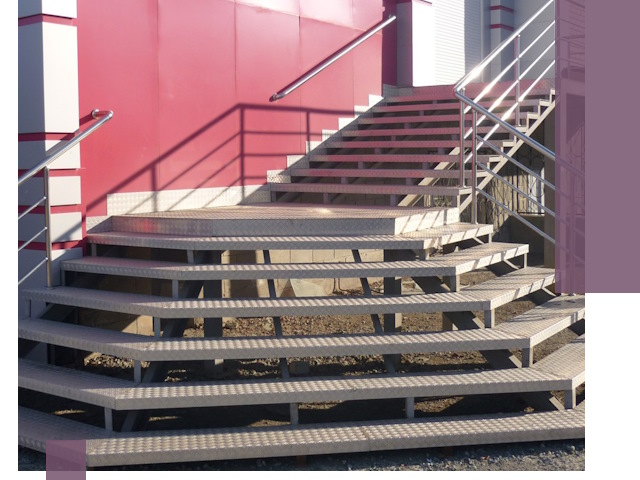 Лестницы для магазина в Барнауле — изготовление и монтаж