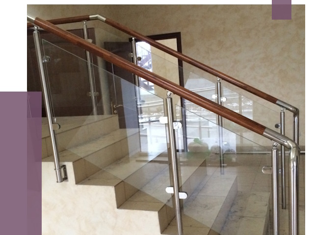 Комбинированные перила из металла и дерева в Барнауле