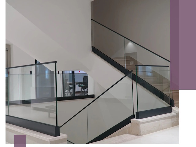 Стеклянные перила премиум-класса с установкой в Барнауле