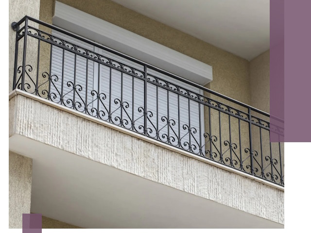 Балконные ограждения из металла и стекла в Барнауле для домов