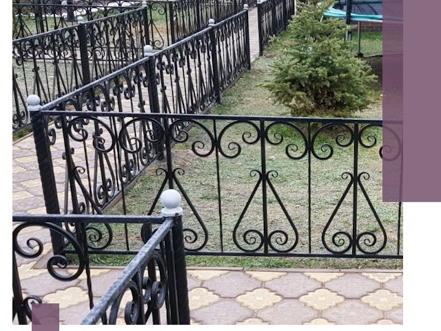 Кованые газонные ограждения под ключ в Барнауле